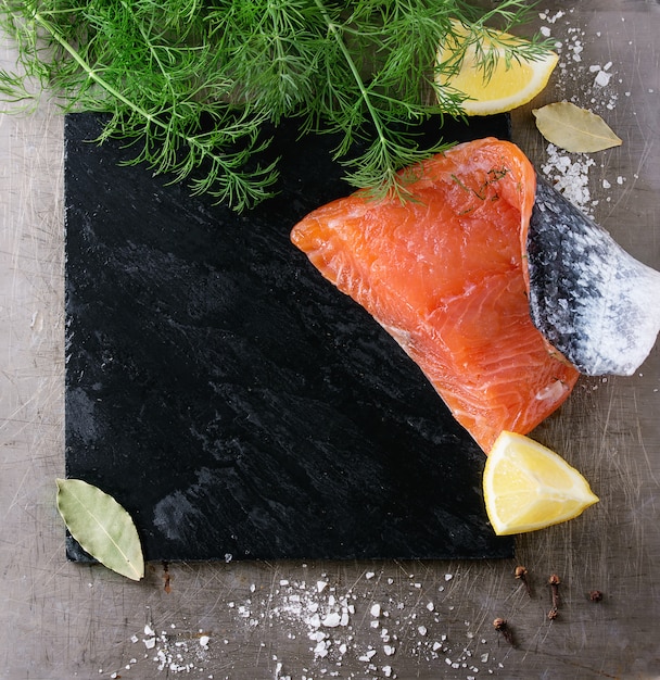 Gesalzener Lachs mit Dill