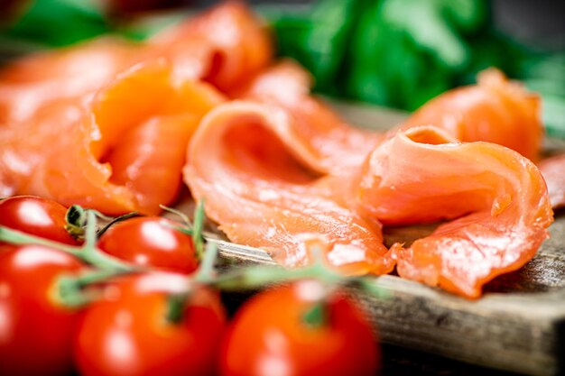 Gesalzener Lachs mit Tomaten und Gemüse