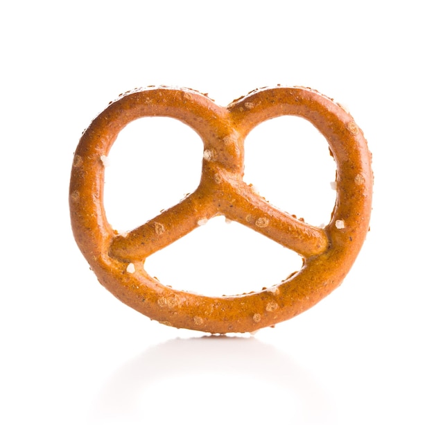 Foto gesalzener mini-brezel-snack isoliert auf weißem hintergrund