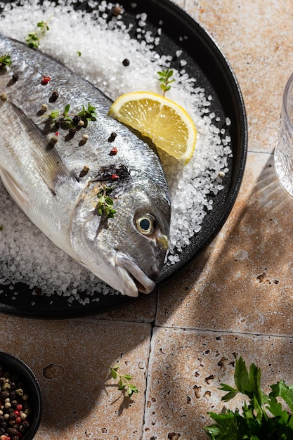 Foto gesalzener roher fisch auf einem teller vor dem kochen