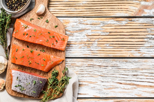 Gesalzenes Lachsfilet mit Thymian auf weißem Holz. Draufsicht. Speicherplatz kopieren