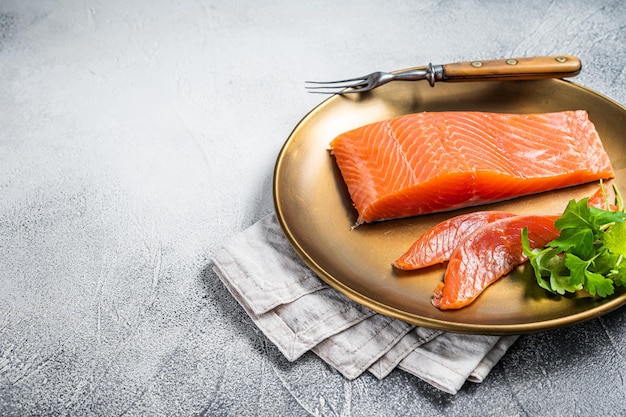 Gesalzenes Lachsfilet mit Thymian in einer Stahlplatte Weißer Hintergrund Draufsicht Kopierbereich