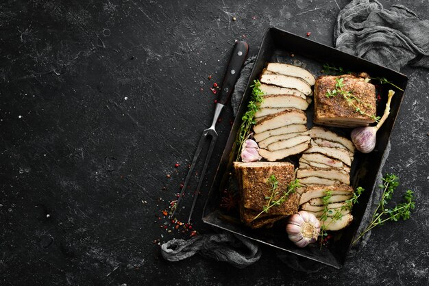 Gesalzenes Schmalz mit Pfeffer und Knoblauch Ukrainische traditionelle Küche Draufsicht Rustikaler Stil