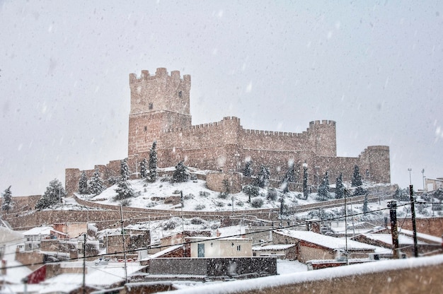 Gesamtansicht der Burg von Villena in der Provinz Alicante Spanien Schneefall im Winter