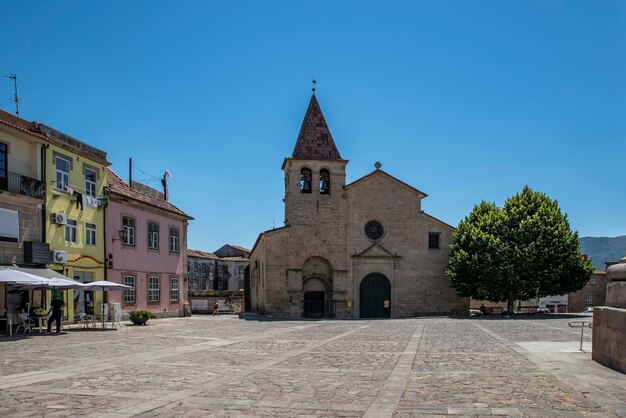 Gesamtansicht der klassischen zentralen Gebäude am Platz der Republik Chaves Portugal