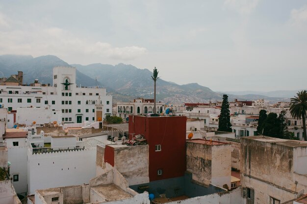 Gesamtansicht der Skyline von Tetouan und der Medina. Hochwertiges Foto