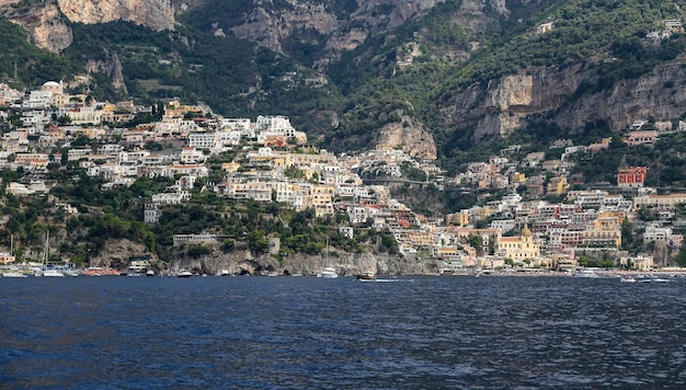 Gesamtansicht der Stadt Positano in Neapel Italien