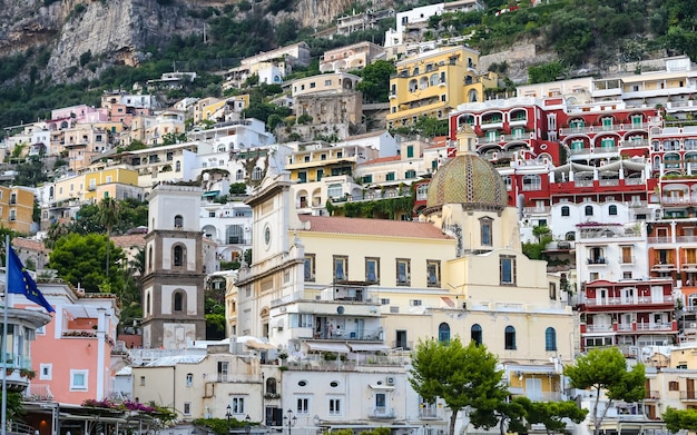 Gesamtansicht der Stadt Positano in Neapel Italien