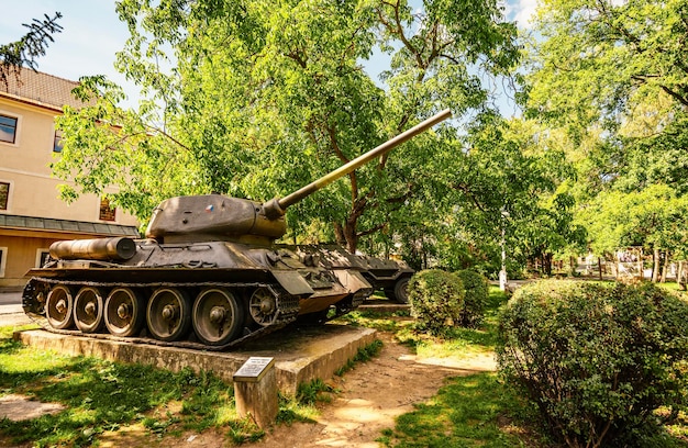 Gesamtansicht des Museums des Slowakischen Nationalaufstandes, erbaut 1969 Banska Bystrica Slowakei Mehrere grün gefärbte Artilleriekanonen, Panzer und Flugzeuge aus dem 2. Weltkrieg