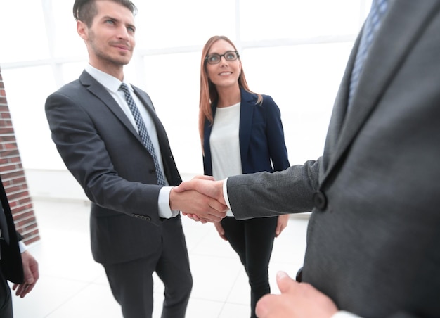 Geschäft, das Hände im Büro rüttelt