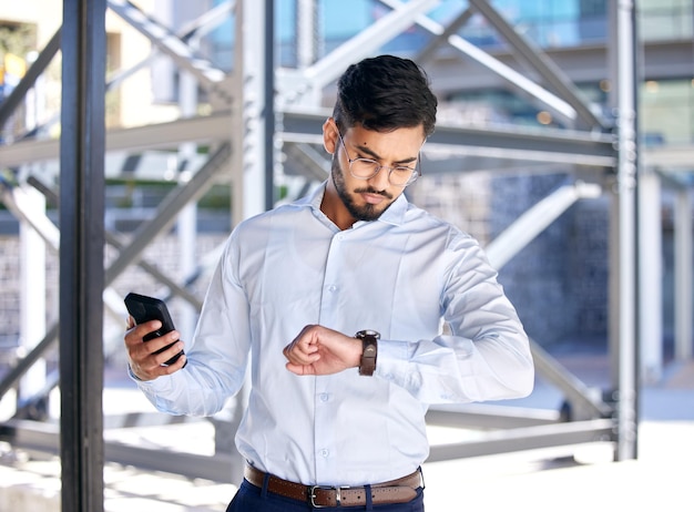 Geschäft im Freien und Mann mit einem Smartphone überprüfen Zeit und Zeitplan mit einem pünktlichen Berater und einer Internetverbindung. Männlicher Angestellter draußen oder Agent mit einer Handyuhr oder einem Termin