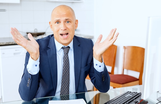 Geschäft, Leute, Stress, scheitern wütender Geschäftsmann mit Computer im Büro