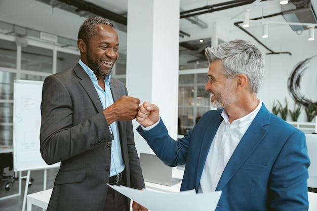 Geschäft männlicher Partnerschafts-Handshake Foto-Handshake-Prozess Erfolgreiches Geschäft nach dem Treffen