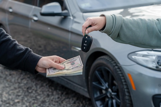 Geschäft mit dem Kauf oder Mieten von Autokonzepten Hand mit Autoschlüsseln gibt dagegen Geld