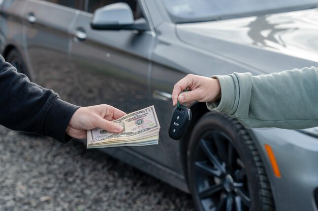 Geschäft mit dem Kauf oder Mieten von Autokonzepten Hand mit Autoschlüsseln gibt dagegen Geld