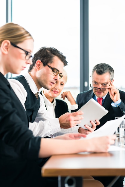 Geschäft - Treffen im Büro, Team, das mit Tablette arbeitet