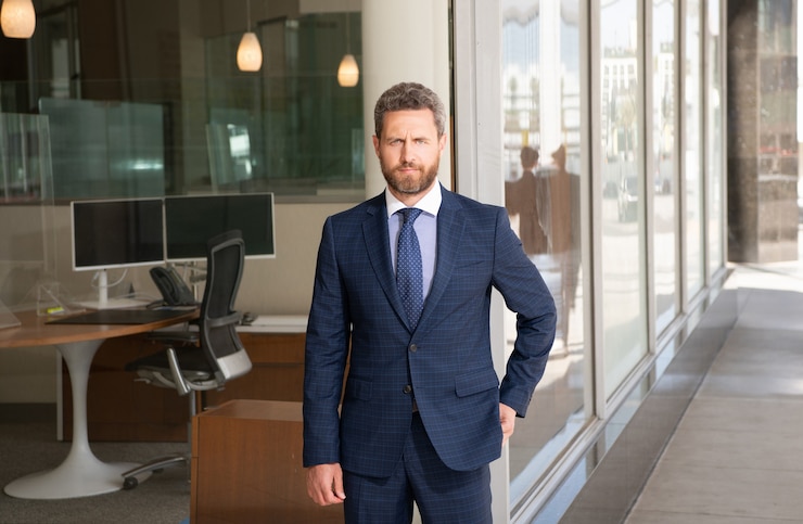 Foto geschäftlicher erfolg. erfolgreicher mann im geschäftsmäßigen anzug. manager. männliche formelle mode. professioneller unrasierter ceo. selbstbewusster geschäftsmann trägt krawatte. reifer geschäftsmann in formeller kleidung.