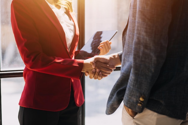 Foto geschäftlicher handschlag für die teamarbeit bei unternehmensfusionen und übernahmen erfolgreiche verhandlung handschlag zwei geschäftsleute händeschlag mit dem partner zur feier partnerschaft und geschäftsabkommen konzept