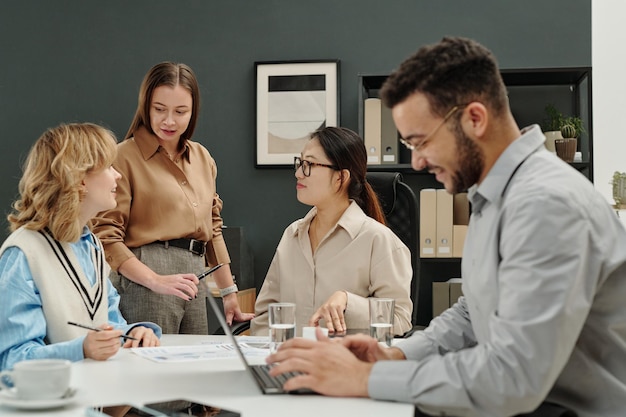 Geschäftliches Team arbeitet bei einem Treffen im Büro zusammen