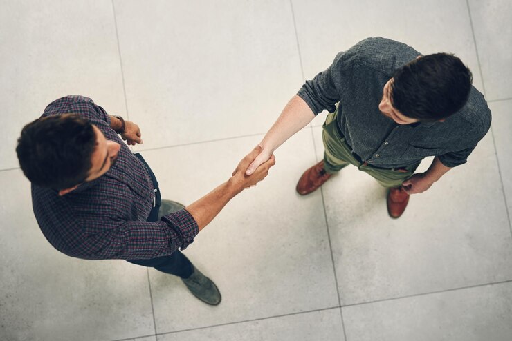 Foto geschäftliches treffen handschütteln und top-view von leuten im büro mit rekrutierungsangebot vereinbarung und einstellung erfolg interview danken sie und männer händeschütteln in unterstützung beförderung oder gut gemacht lob
