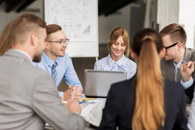 Geschäfts-, Architektur-, Bau-, Teamarbeits- und Personenkonzept – glückliche Gruppe von Architekten mit Laptop-Computer-Treffen im Büro