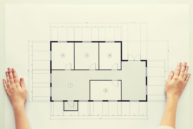 Geschäfts-, Architektur-, Gebäude-, Konstruktions- und Personenkonzept - Nahaufnahme von Händen mit architektonischem Entwurf