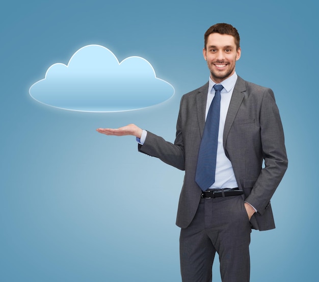 Geschäfts-, Büro-, Schnittstellen- und Personenkonzept - lächelnder Geschäftsmann, der das Wolkensymbol auf seiner Handfläche hält