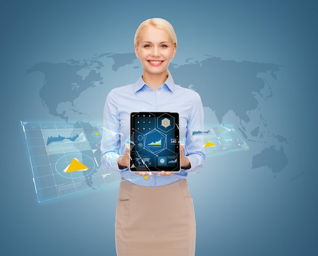 Geschäfts-, Büro-, Technologie- und Entwicklungskonzept - lächelnde Geschäftsfrau, die Tablet-PC-Computerbildschirm mit Grafik zeigt