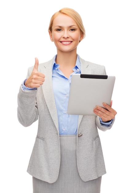 Geschäfts-, Internet- und Technologiekonzept - lächelnde Frau mit Tablet-PC-Computer, die Daumen nach oben zeigt