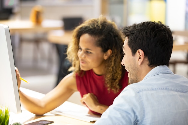 Geschäfts-Kollegen, die am Schreibtisch im Büro arbeiten