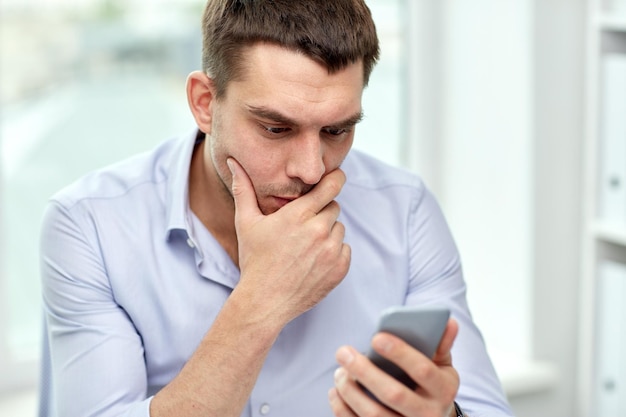Geschäfts-, Menschen-, Stress- und Technologiekonzept - Nahaufnahme eines Geschäftsmannes mit Smartphone