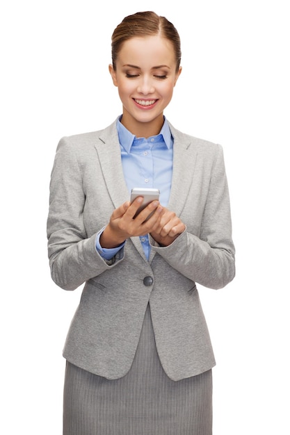 Geschäfts-, Technologie-, Internet- und Bildungskonzept - freundliche junge lächelnde Geschäftsfrau mit Smartphone