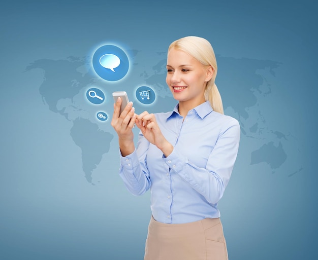 Geschäfts-, Technologie- und Internetkonzept - Geschäftsfrau mit Smartphone über blauem Hintergrund