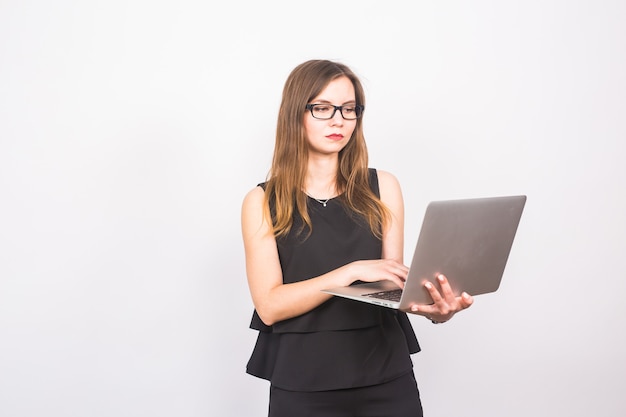 Geschäfts-, Technologie- und Leutekonzept - Geschäftsfrau mit Laptop auf weißem Hintergrund.
