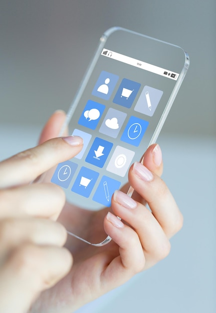 Geschäfts-, Technologie- und Personenkonzept - Nahaufnahme einer Frau, die ein transparentes Smartphone mit Anwendungssymbolen auf dem Bildschirm hält und zeigt
