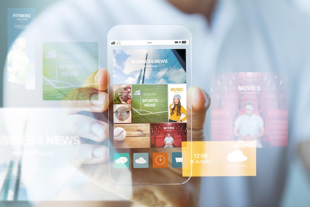 Geschäfts-, Technologie- und Personenkonzept - Nahaufnahme einer männlichen Hand, die eine transparente Smartphone-Nachrichtenwebseite auf dem Bildschirm hält und anzeigt