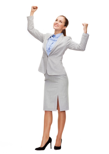 Geschäfts- und Bürokonzept - junge glückliche Geschäftsfrau mit erhobenen Händen