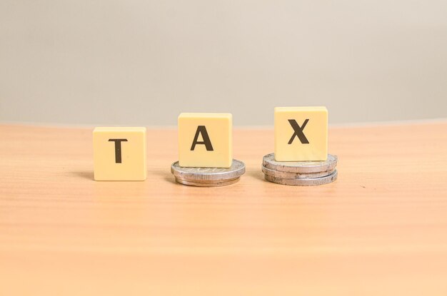 Geschäfts- und Finanzkonzept das Konzept der Steuerschreibtypografie auf Blöcken