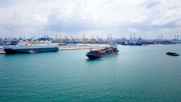 Geschäfts- und Industriedienstleistungen Versandcontainer Logistik Import und Export internationaler Open Sea und Versandhafen Hintergrund