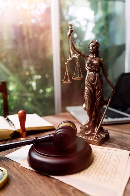 Geschäfts- und Rechtsanwälte diskutieren Vertragspapiere mit Messingwaage auf dem Schreibtisch im Büro Rechtliche Dienstleistungen beraten Justiz- und Rechtskonzeptbild mit Filmkörnungseffekt