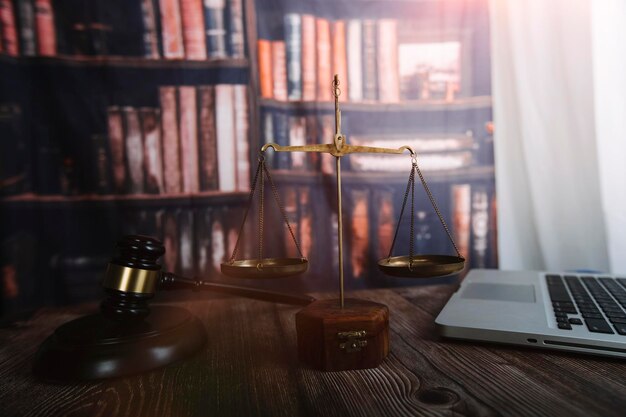 Geschäfts- und Rechtsanwälte diskutieren Vertragspapiere mit Messingwaage auf dem Schreibtisch im Büro Rechtliche Dienstleistungen beraten Justiz- und Rechtskonzeptbild mit Filmkörnungseffekt