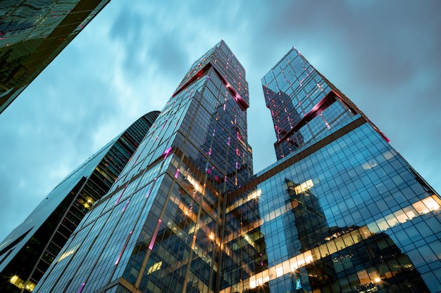 Geschäftsarchitektur - Wolkenkratzer und Lichtwege. Modernes Business Center in den Nachtlichtern