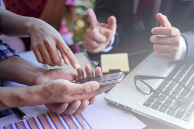 Foto geschäftsberater, der finanzzahlen analysiert, die den fortschritt in der arbeit kennzeichnen