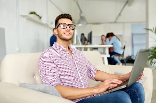 Geschäftsbildung Technologie und Menschen Konzept junger Mann in Brille mit Laptop Computer arbeitet im Büro