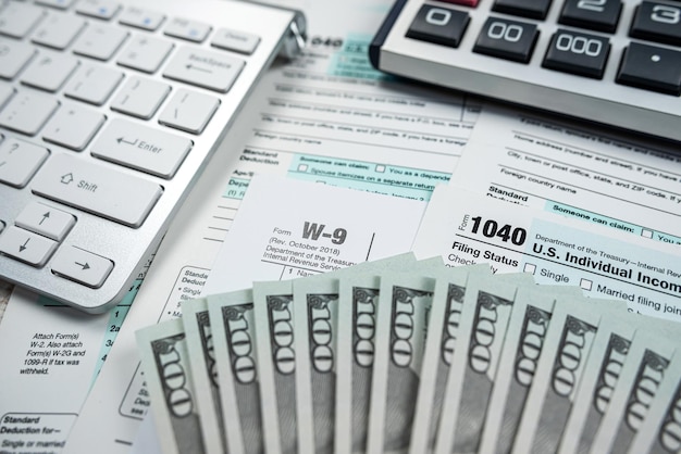 Geschäftsbuchhaltungskonzept 1040 Steuerformular mit Pen-Rechner US-Dollar-Rechnungen Frist