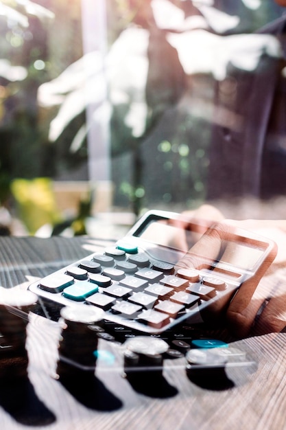 Geschäftsbuchhaltungskonzept Geschäftsmann mit Taschenrechner mit Computer-Laptop-Budget und Kreditpapier im Büro