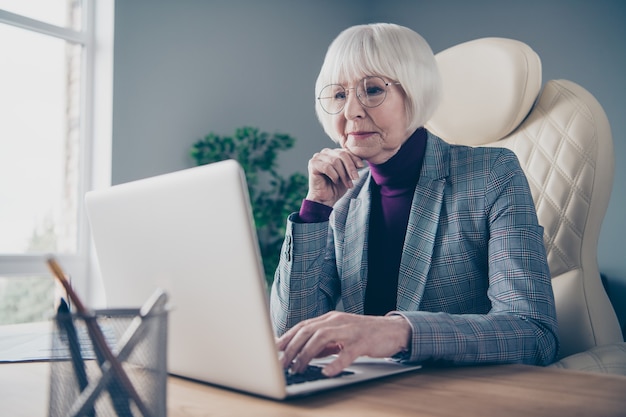 Geschäftsdame am Schreibtisch arbeitet an ihrem Laptop