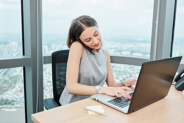 Geschäftsdame, die im modernen Büro arbeitet