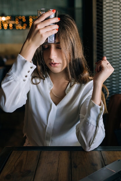 Geschäftsdame Mittagessen. Arbeiten im Café mit Laptop