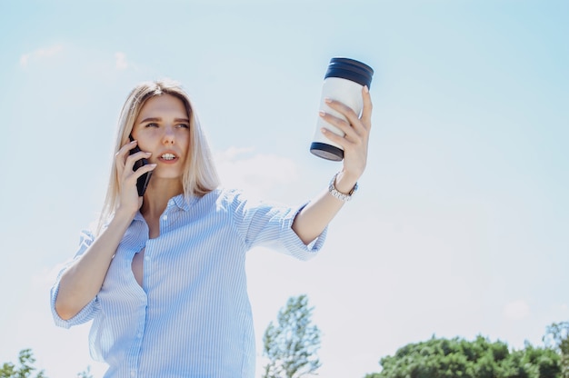 Geschäftsdame spricht am Telefon